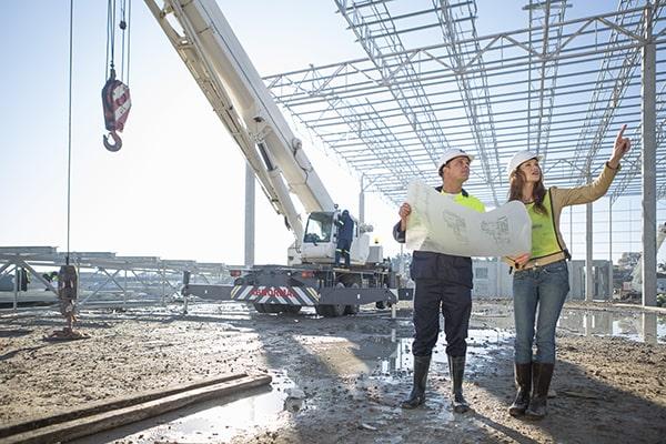 Equipa de engenheiros em obra, com equipamentos Enzitools