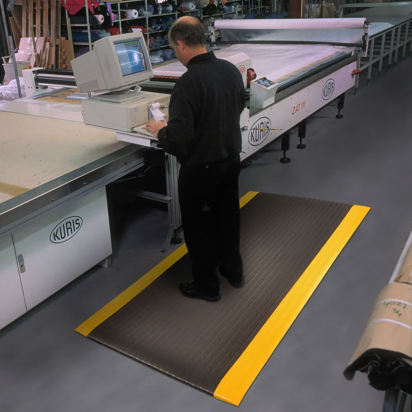 Tapete antifadiga I Cor: amarelo e preto I Dimensão: rolo 91 cm x 18,3 m I NOTRAX